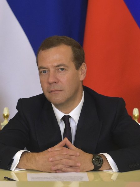 Медведев поздравил МХАТ с 75-летием и похвалил выпускников за независимость мышления