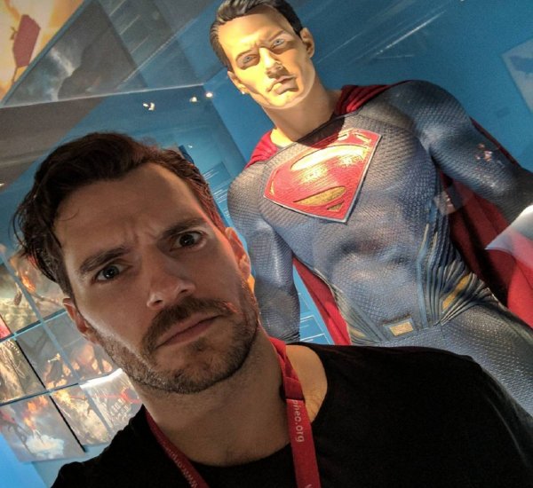 Генри Кавилл отложил костюм Супермена, поскольку не смог договориться с Warner Brothers