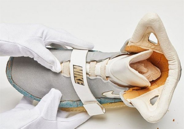 Порванный кроссовок из фильма «Назад в будущее» продали на аукционе за $92 тысячи