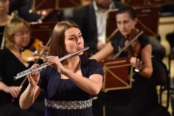 Девушку из Хакасии пригласили в состав симфонического оркестра