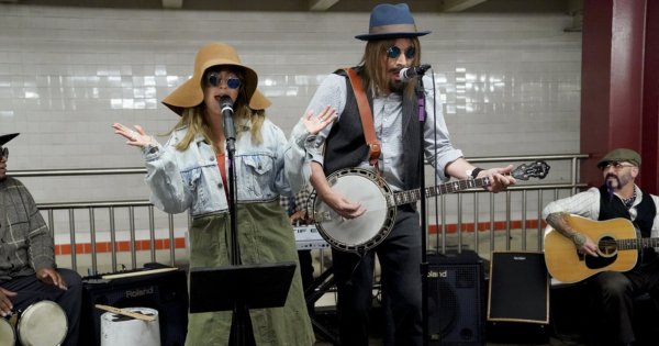 Кристина Агилера инкогнито спела в нью-йоркском метро
