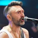 Шнуров рассказал о планах спеть дуэтом Шнуров рассказал о планах спеть дуэтом